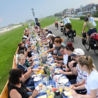 Frühstück am Nordsee-Deich wie hier in Neuharlingersiel. / Foto: Lars Penning/dpa