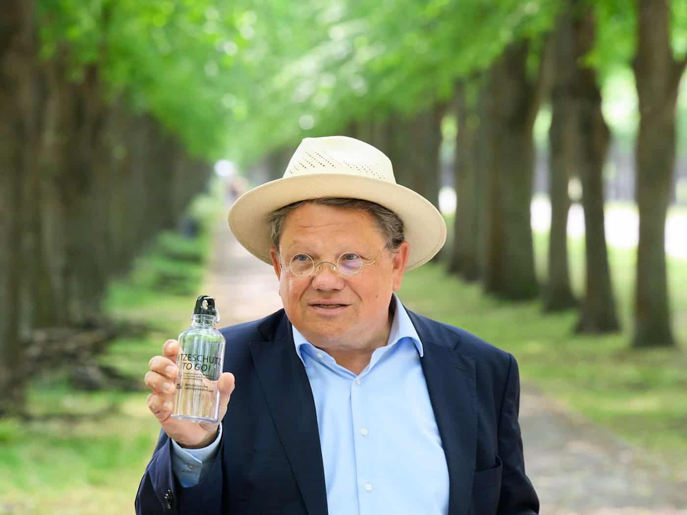 Gesundheitsminister Andreas Philippi beim Hitzeaktionstag vor einem Jahr mit Trinkflasche und Sonnenhut. (Archivbild) / Foto: Julian Stratenschulte/dpa