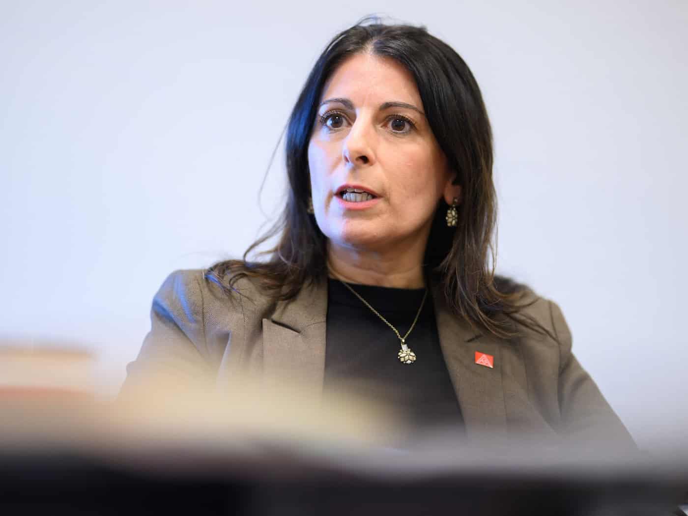Bekam vom Konzernvorstand keine klare Antwort zum möglichen Stellenabbau: Betriebsratschefin Daniela Cavallo. (Archivbild) / Foto: Julian Stratenschulte/dpa