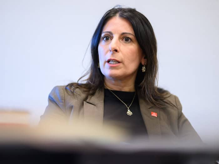Bekam vom Konzernvorstand keine klare Antwort zum möglichen Stellenabbau: Betriebsratschefin Daniela Cavallo. (Archivbild) / Foto: Julian Stratenschulte/dpa