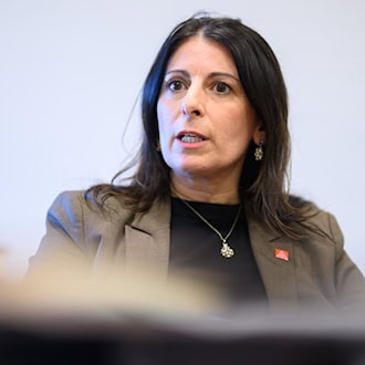 Bekam vom Konzernvorstand keine klare Antwort zum möglichen Stellenabbau: Betriebsratschefin Daniela Cavallo. (Archivbild) / Foto: Julian Stratenschulte/dpa