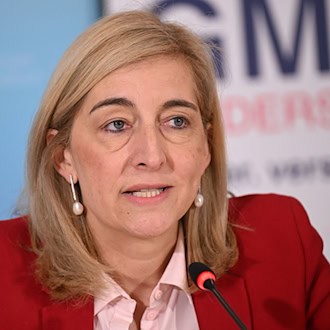 Ministerin Warken hebt das Sparziel für stabile Kassenbeiträge an.  / Foto: Julian Stratenschulte/dpa