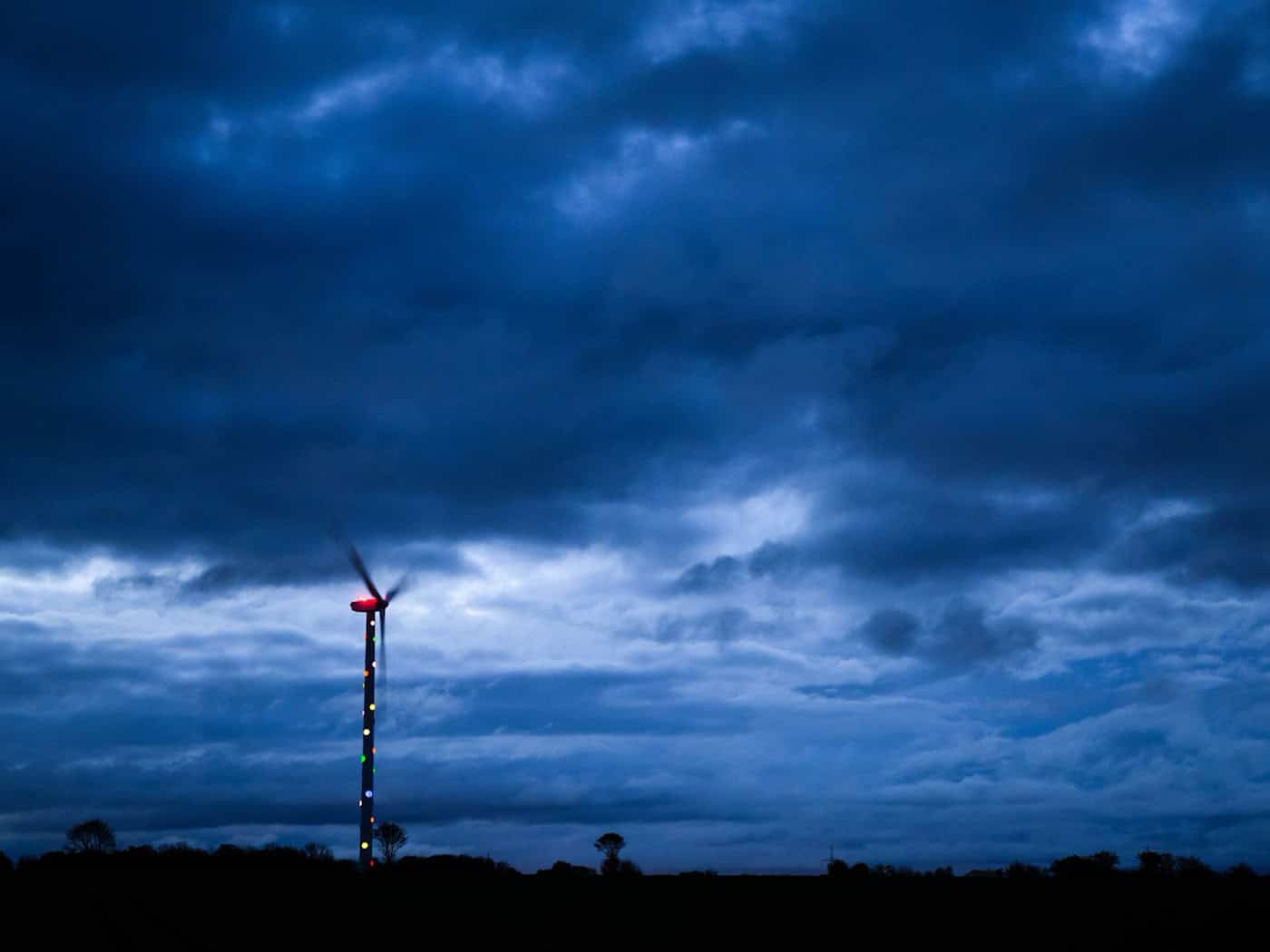 Schauer, Gewitter und viel Wind – die Sonne lässt sich in der kommenden Woche kaum blicken. (Archivbild) / Foto: Julian Stratenschulte/dpa