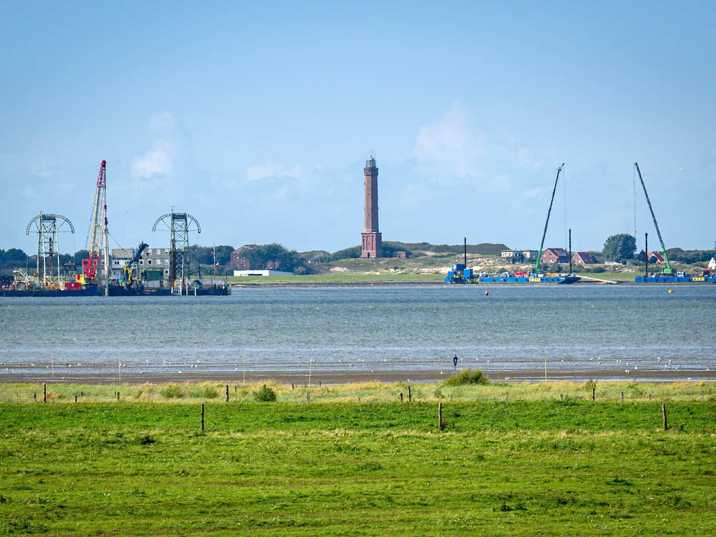 Im vergangenen Jahr wurden bereits auf Norderneys Wattseite Stromkabel verlegt. (Archivbild) / Foto: Sina Schuldt/dpa
