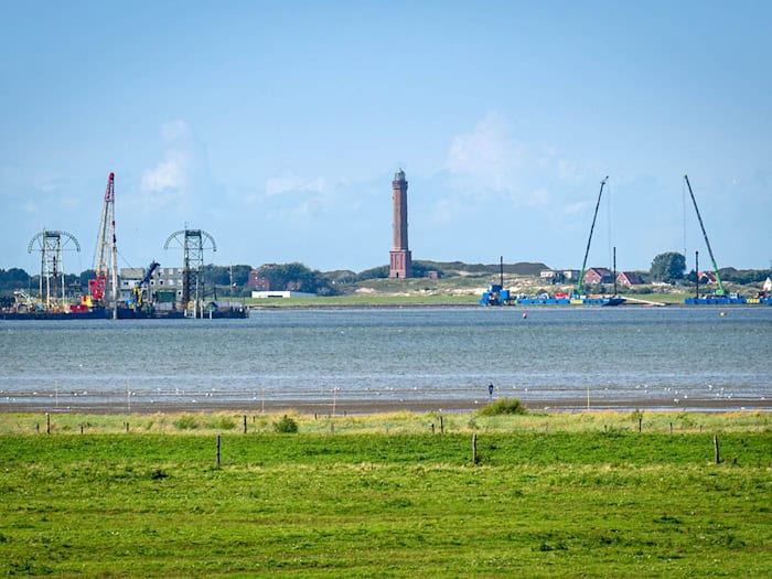 Im vergangenen Jahr wurden bereits auf Norderneys Wattseite Stromkabel verlegt. (Archivbild) / Foto: Sina Schuldt/dpa