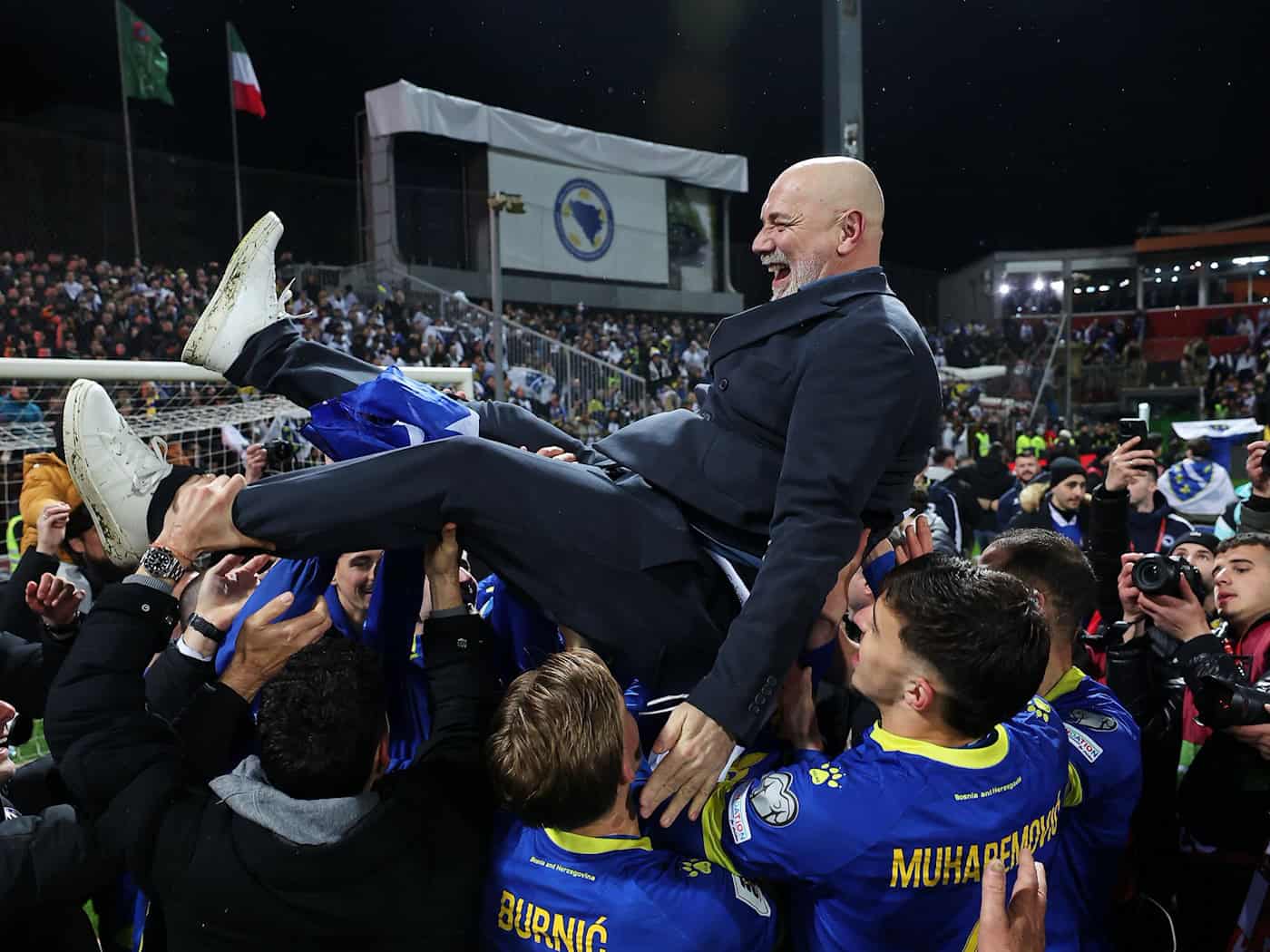 Bosniens Trainer Sergej Barbarez wird nach der WM-Qualifikation von Spielern und Fans gefeiert. (Archivbild) / Foto: Armin Durgut/AP/dpa