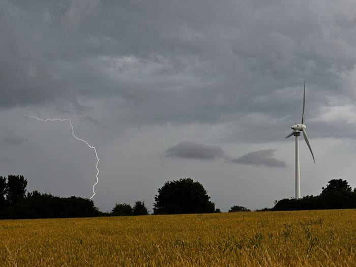 Die Menschen in Niedersachsen und Bremen müssen sich auf Gewitter einstellen. (Symbolbild) / Foto: Julian Stratenschulte/dpa