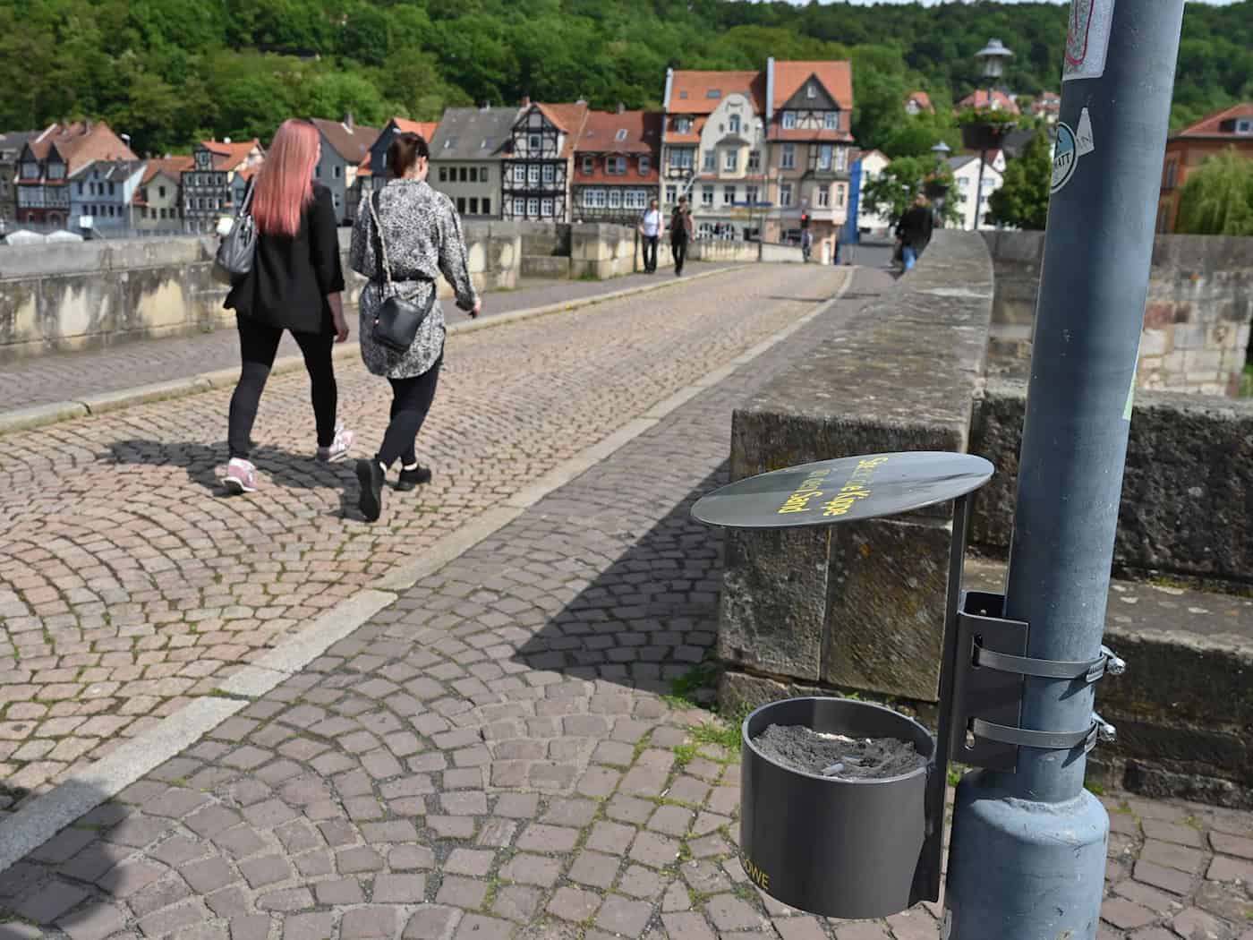 In der Vergangenheit störten Zigarettenstummel das historische Panorama. / Foto: Swen Pförtner/dpa