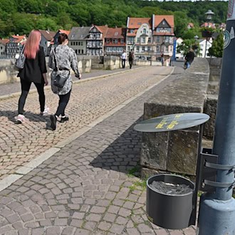 In der Vergangenheit störten Zigarettenstummel das historische Panorama. / Foto: Swen Pförtner/dpa