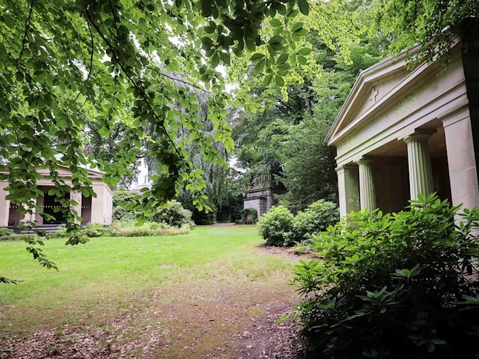 Der Parkfriedhof bietet schattige Plätze an heißen Tagen. (Archivbild) / Foto: Christian Charisius/dpa