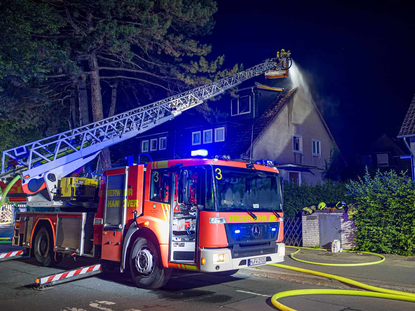 In der Nacht stand ein Wohnhaus in Kirchrode in Vollbrand. / Foto: Moritz Frankenberg/dpa