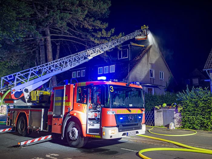In der Nacht stand ein Wohnhaus in Kirchrode in Vollbrand. / Foto: Moritz Frankenberg/dpa
