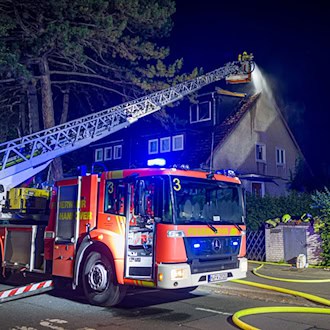 In der Nacht stand ein Wohnhaus in Kirchrode in Vollbrand. / Foto: Moritz Frankenberg/dpa