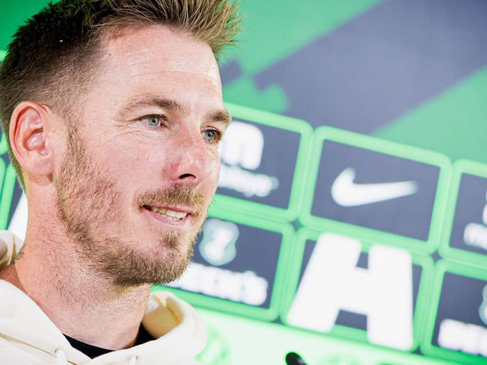 Startet mit dem VfL Wolfsburg in die Mission Wiederaufstieg: Trainer Tobias Strobl. (Archivfoto) / Foto: Moritz Frankenberg/dpa