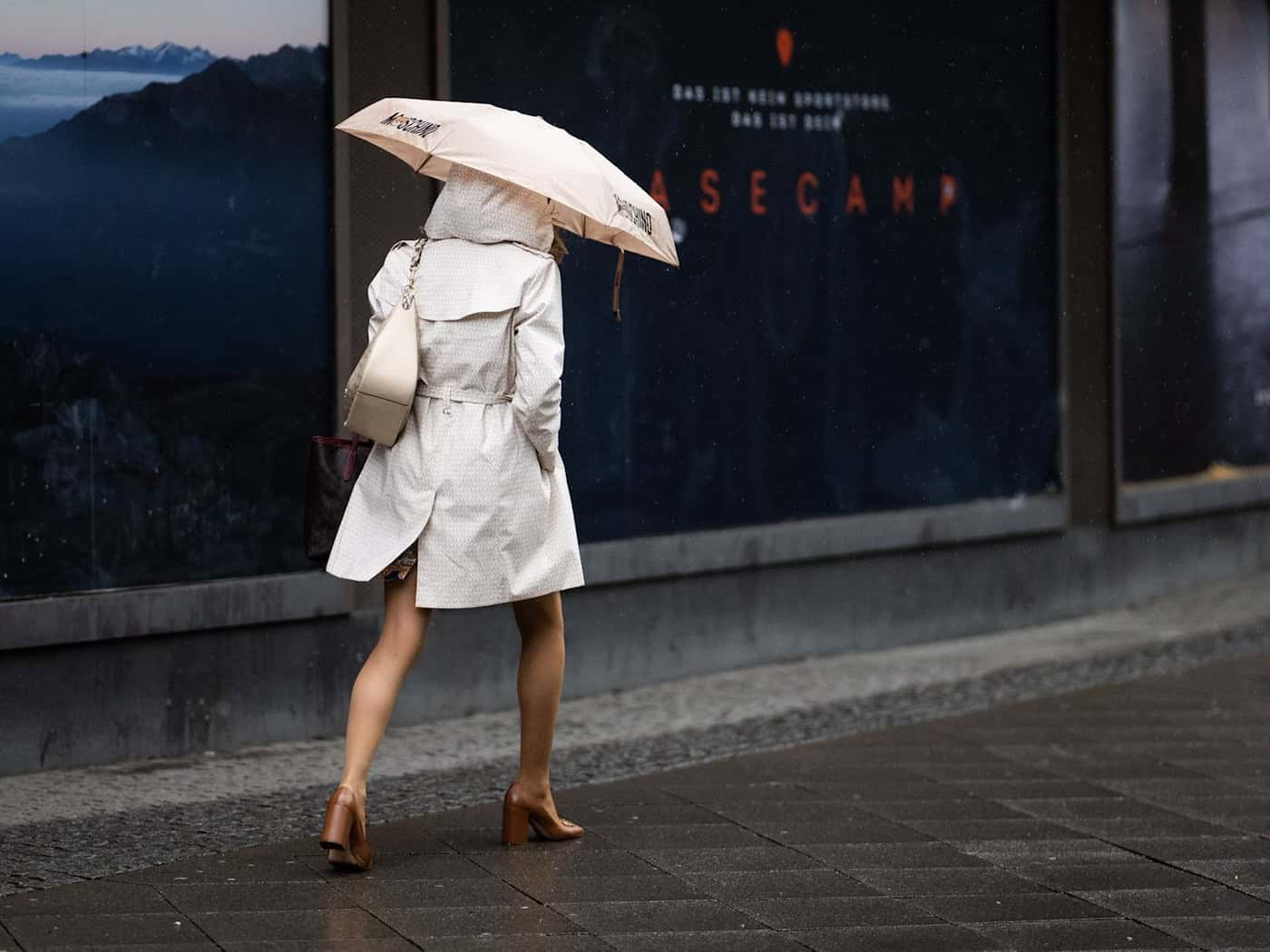 In Bremen und Niedersachsen sollten die Menschen am Wochenende weiter einen Regenschirm parat halten. (Symbolbild) / Foto: Julian Stratenschulte/dpa