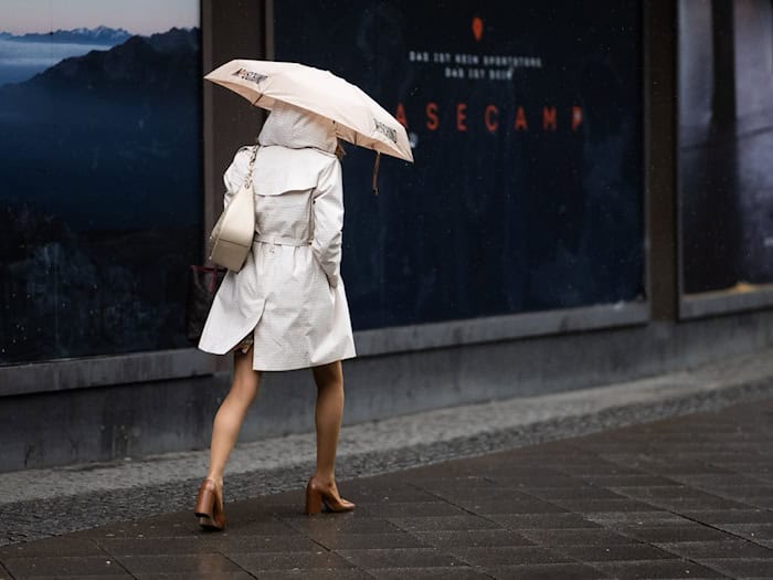 In Bremen und Niedersachsen sollten die Menschen am Wochenende weiter einen Regenschirm parat halten. (Symbolbild) / Foto: Julian Stratenschulte/dpa