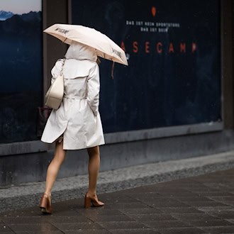 In Bremen und Niedersachsen sollten die Menschen am Wochenende weiter einen Regenschirm parat halten. (Symbolbild) / Foto: Julian Stratenschulte/dpa