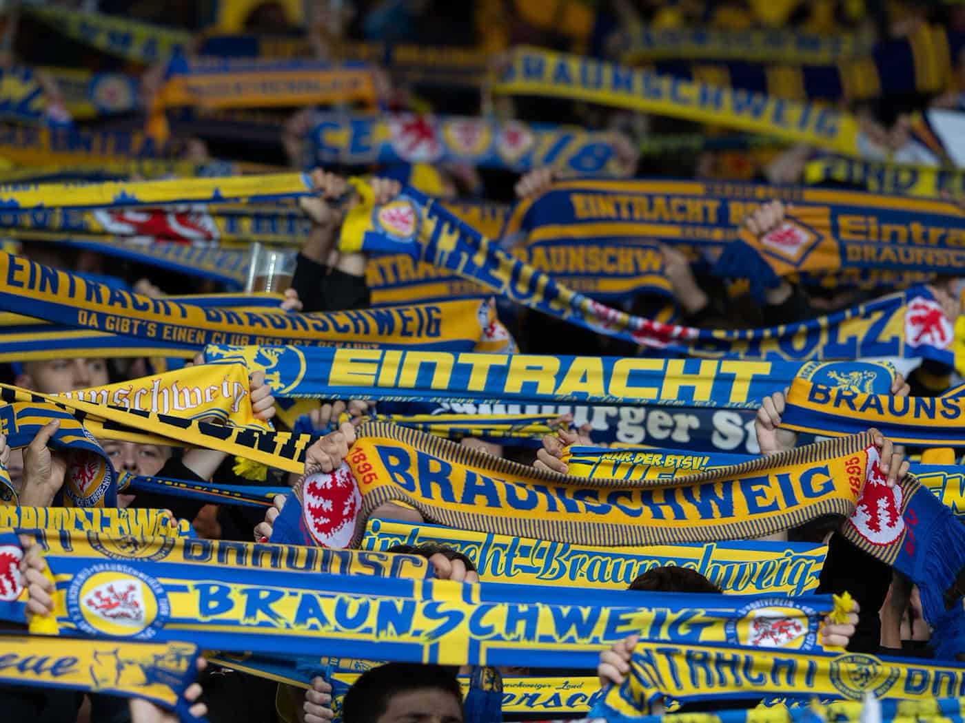 Fans von Eintracht Braunschweig. (Archivbild) / Foto: Swen Pförtner/dpa