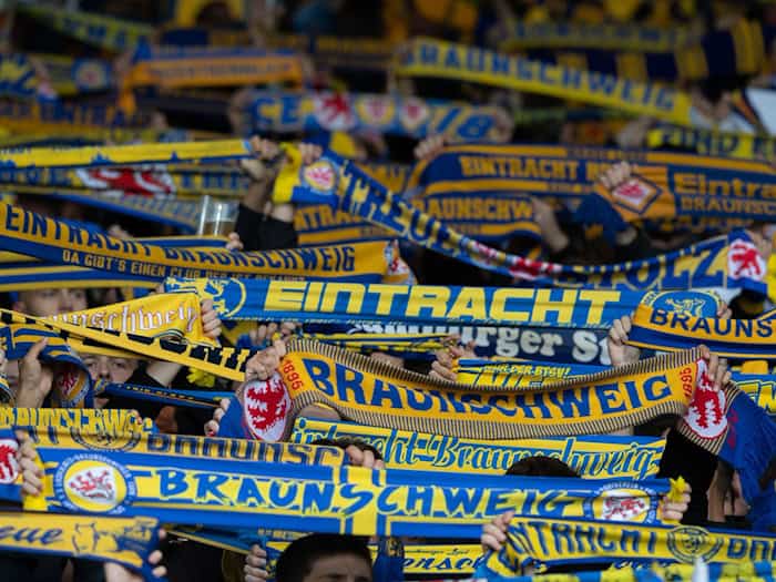 Fans von Eintracht Braunschweig. (Archivbild) / Foto: Swen Pförtner/dpa