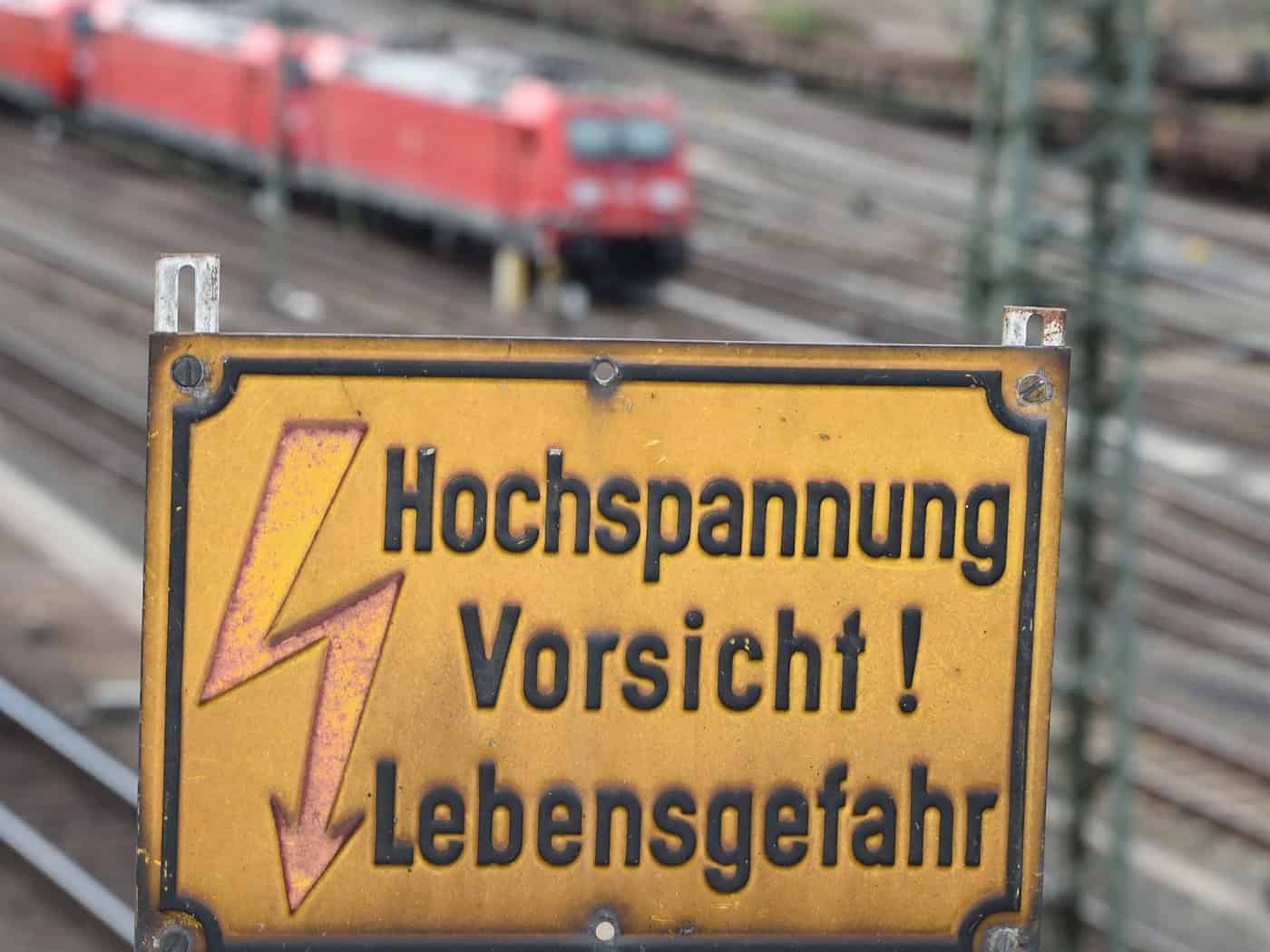 Ein 15-Jähriger wird beim Klettern auf einen Kesselwagen durch einen Stromschlag schwer verletzt. (Symbolbild)  / Foto: Arne Dedert/dpa