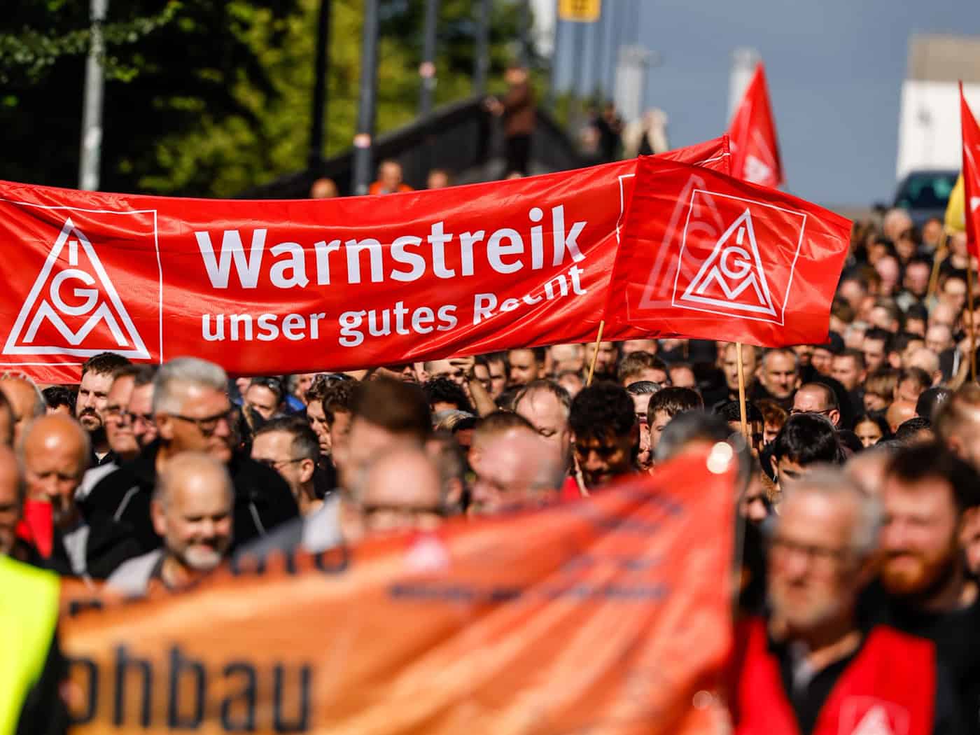 Protest gegen den Sparkurs bei Mercedes-Benz. (Archivbild) / Foto: Focke Strangmann/dpa