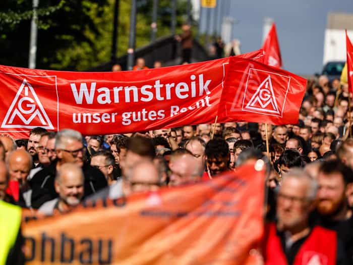 Protest gegen den Sparkurs bei Mercedes-Benz. (Archivbild) / Foto: Focke Strangmann/dpa