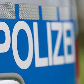 Nach der Attacke floh der Mann laut Polizei in sein Haus. (Symbolbild) / Foto: Marijan Murat/dpa