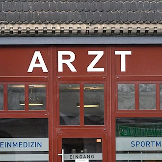 Die Ärztekammer Niedersachsen geht von 96 Behandlungsfehlern im Jahr 2025 aus. (Symbolbild) / Foto: Jens Kalaene/dpa