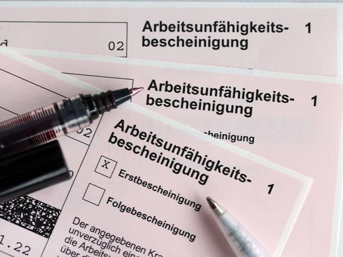 Arbeitgeber können schon heute einen Krankenschein vom ersten Tag an verlangen – der Bund will das nun verpflichtend machen. (Symbolbild) / Foto: Jens Büttner/dpa-Zentralbild/dpa