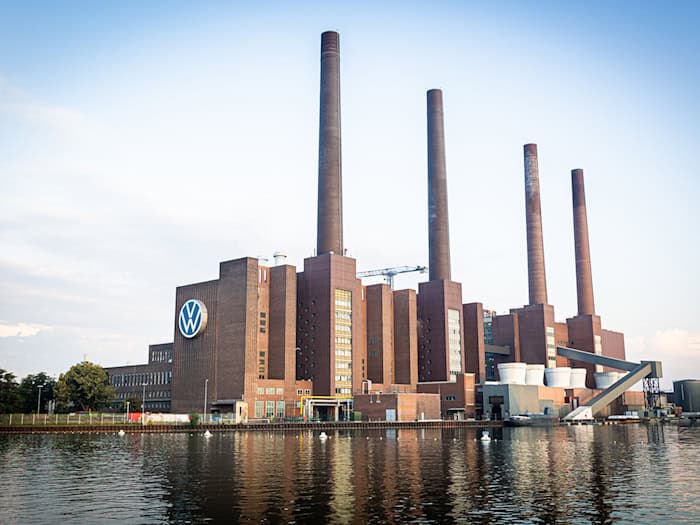 Bei VW in Wolfsburg wird über neue Sparpläne gestritten. (Archivbild) / Foto: Moritz Frankenberg/dpa