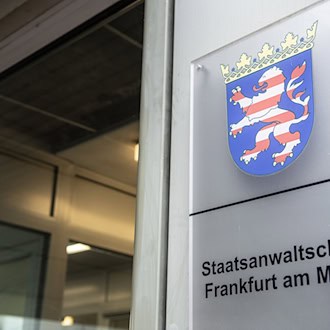 Die Staatsanwaltschaft hat die beiden Männer Anklage erhoben. (Symbolbild) / Foto: Boris Roessler/dpa