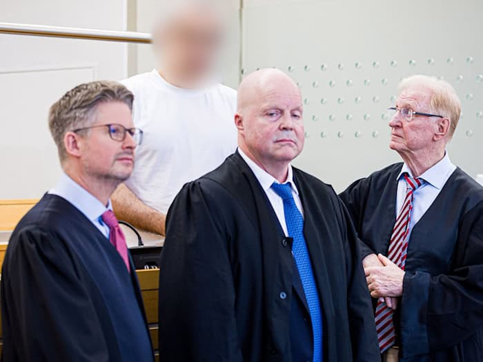 Ein Arzt steht wegen einer Mordanklage vor Gericht - das Landgericht Hannover hob den Haftbefehl nun auf. (Archivbild) / Foto: Moritz Frankenberg/dpa