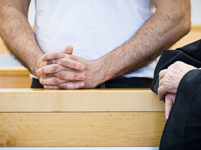 Ein Arzt soll Patienten getötet haben - unter Tränen verteidigt er sich gegen die Vorwürfe. (Archivbild) / Foto: Moritz Frankenberg/dpa