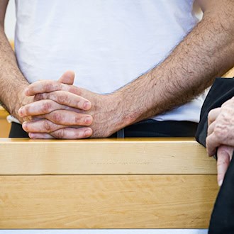 Ein Arzt soll Patienten getötet haben - unter Tränen verteidigt er sich gegen die Vorwürfe. (Archivbild) / Foto: Moritz Frankenberg/dpa