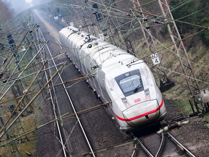 Auf der Strecke Hamburg – Hannover fahren seit Freitagabend wieder Züge. (Archivbild) / Foto: Julian Stratenschulte/dpa