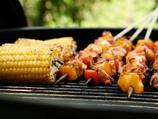 Gegrillter Mais und bunte Gemüse-Spieße auf dem Rost – perfekt für unkomplizierte Grillabende.