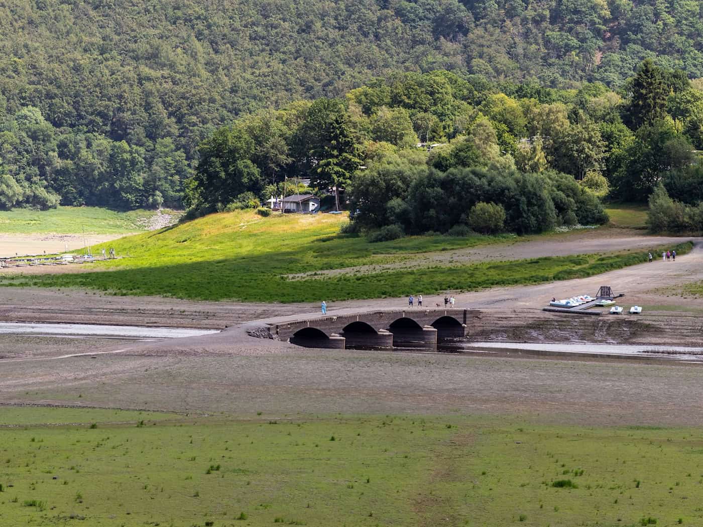 Am nordhessischen Edersee taucht bei sinkendem Wasserstand derzeit wieder das sogenannte Edersee-Atlantis auf, versunkenen Ruinen aufgegebener Dörfer. / Foto: Christian Lademann/dpa