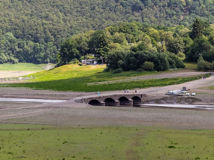 Am nordhessischen Edersee taucht bei sinkendem Wasserstand derzeit wieder das sogenannte Edersee-Atlantis auf, versunkenen Ruinen aufgegebener Dörfer. / Foto: Christian Lademann/dpa