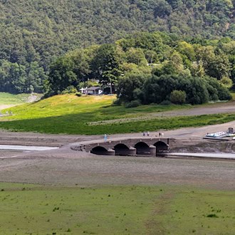 «Blanker Wahnsinn»: Niedrigwasser trifft Edersee-Tourismus