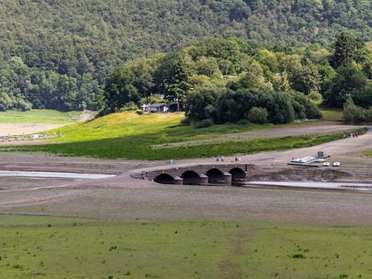 «Blanker Wahnsinn»: Niedrigwasser trifft Edersee-Tourismus