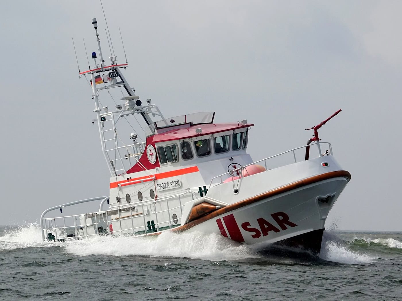 Nach einem Brand auf der Insel Trischen haben die Seenotretter aus Büsum den Vogelwart der kleinen Nordseeinsel in der Meldorfer Bucht in Sicherheit gebracht. (Symbolbild) / Foto: Carsten Rehder/dpa