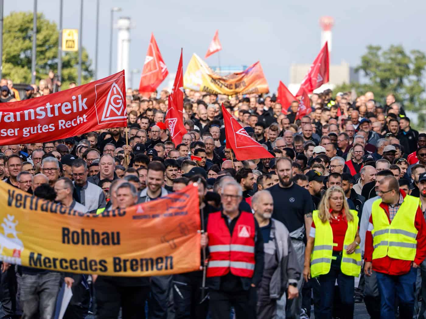 Tausende demonstrieren im Bremer Werk gegen die Sparpläne. / Foto: Focke Strangmann/dpa