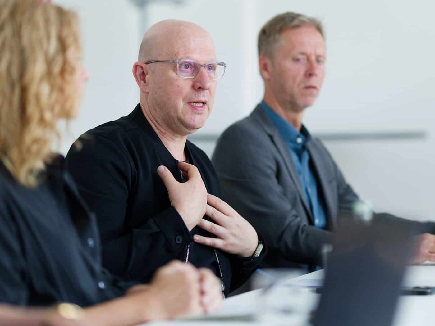 Hannovers Regionsrat Jens Palandt erzählt, wie er dem Jugendamt die schreckliche Nachricht übermitteln musste. / Foto: Michael Matthey/dpa