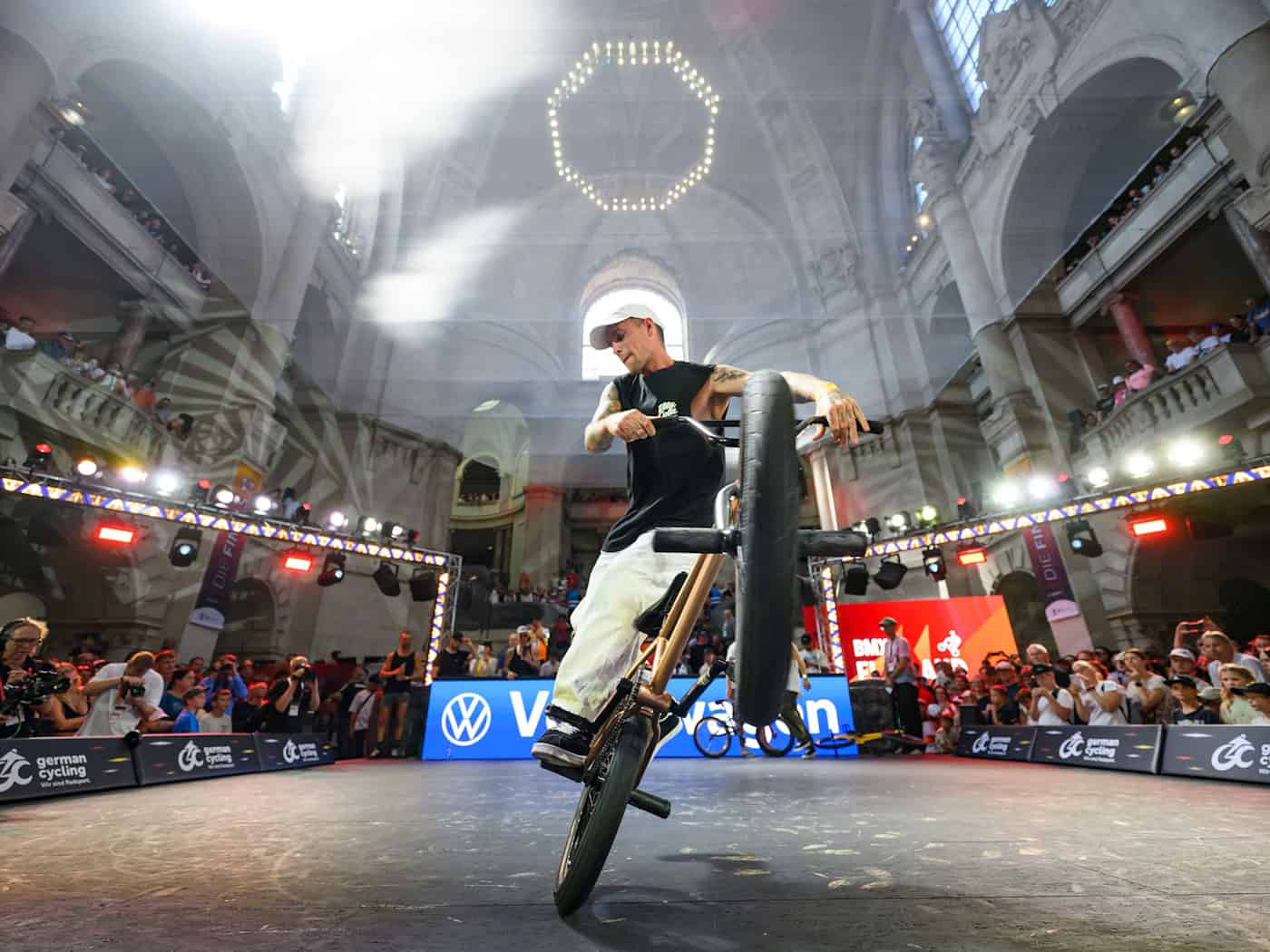 Sport im Rathaus: Die BMX-Fahrer hatten bei den Finals einen ganz besonderen Wettkampf.  / Foto: Robert Michael/dpa