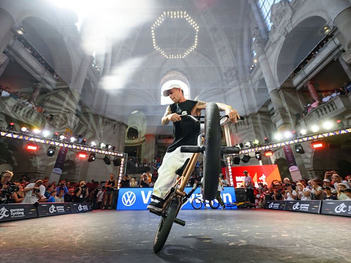 Sport im Rathaus: Die BMX-Fahrer hatten bei den Finals einen ganz besonderen Wettkampf.  / Foto: Robert Michael/dpa
