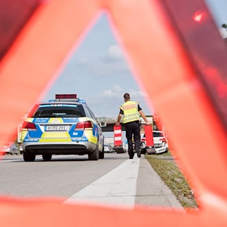 Die Autobahn wurde nach dem Unfall für mehrere Stunden gesperrt. (Symbolbild) / Foto: Julian Stratenschulte/dpa