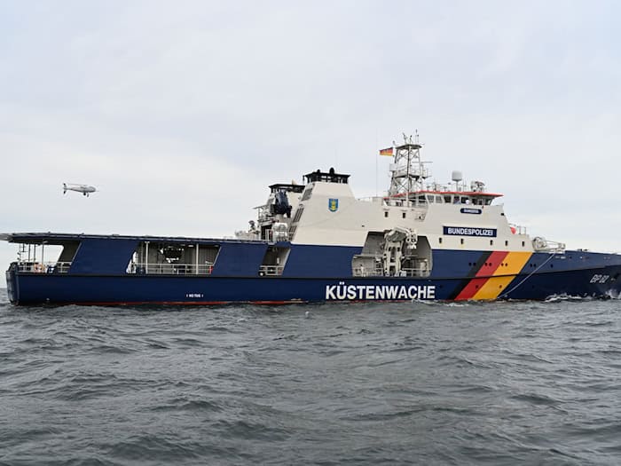 Mit Drohnen, wie hier über der «Bamberg», kann die Bundespolizei nach Umweltsündern auf See suchen. (Symbolbild) / Foto: Lars Penning/dpa
