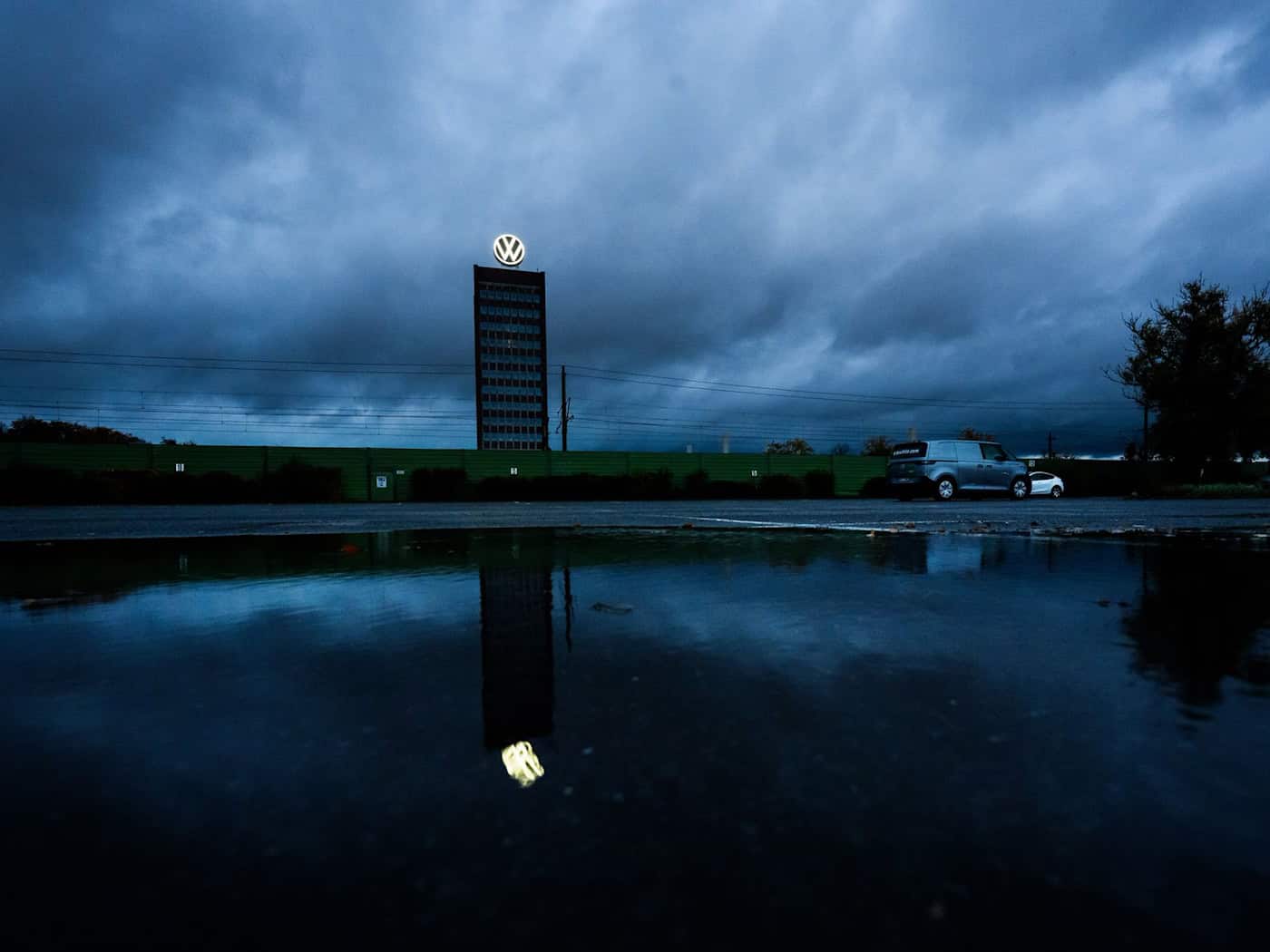 Bei VW in Wolfsburg geht das Ringen um Sparpläne weiter. (Archivbild) / Foto: Julian Stratenschulte/dpa