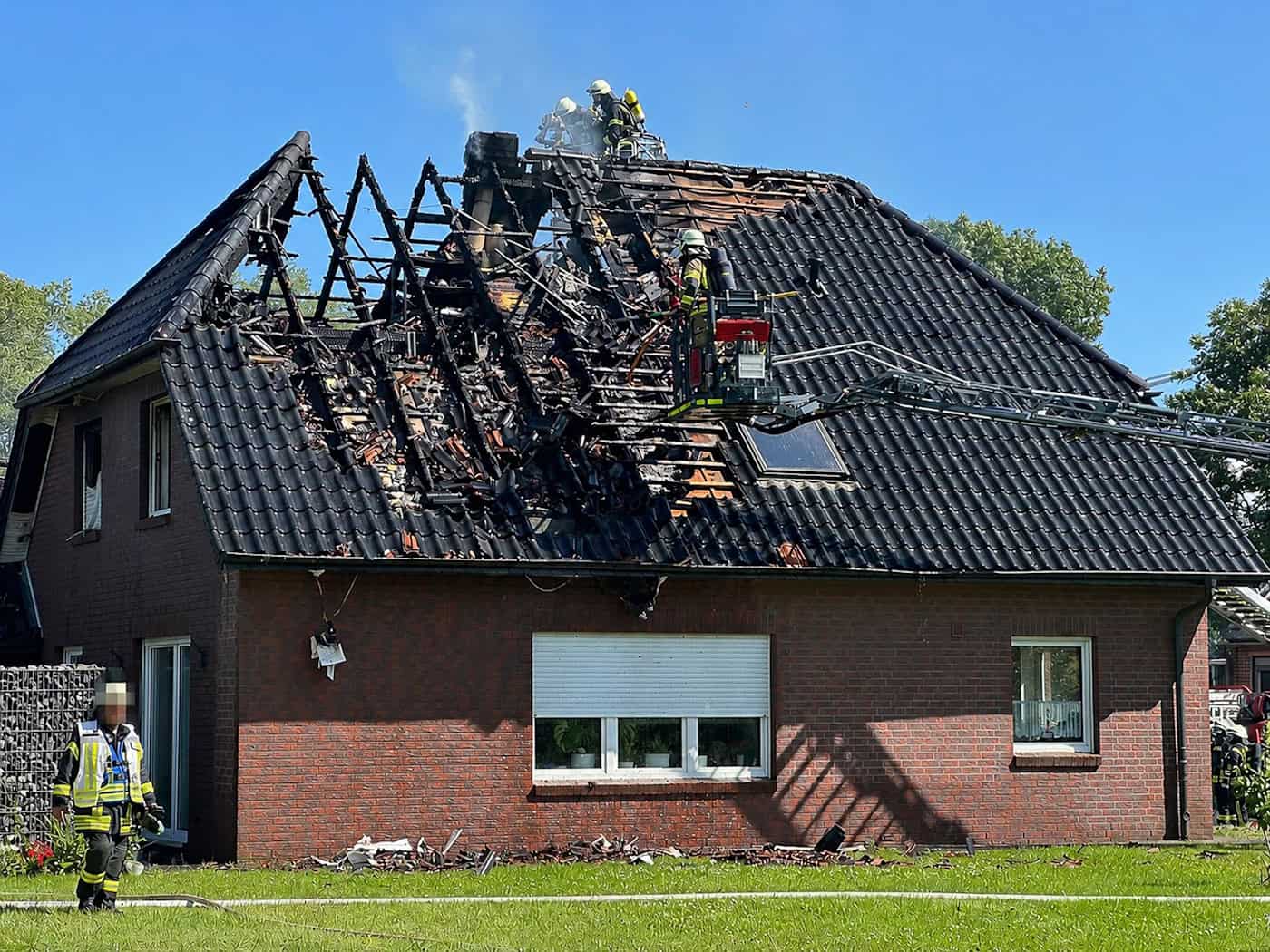 Die Familie, die in dem Haus lebte, kann vorerst nicht dorthin zurückkehren.  / Foto: -/Feuerwehr Stadt Geestland/dpa