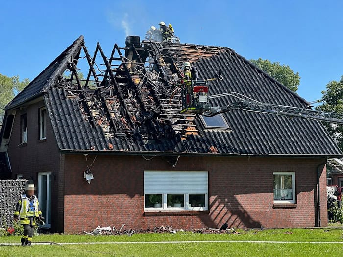 Die Familie, die in dem Haus lebte, kann vorerst nicht dorthin zurückkehren.  / Foto: -/Feuerwehr Stadt Geestland/dpa